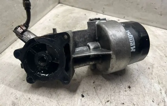 Nissan Pathfinder R51 Oil filter mounting bracket