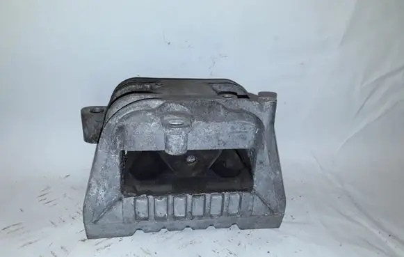 Volkswagen PASSAT B6 Engine mount bracket 1K0199262P