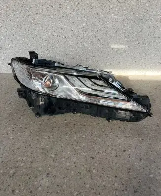 Toyota Camry VIII XV70 Headlight/headlamp