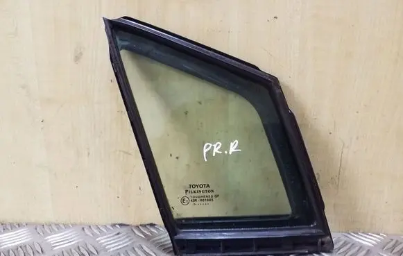 Toyota Avensis T270 Front door vent window glass four-door 