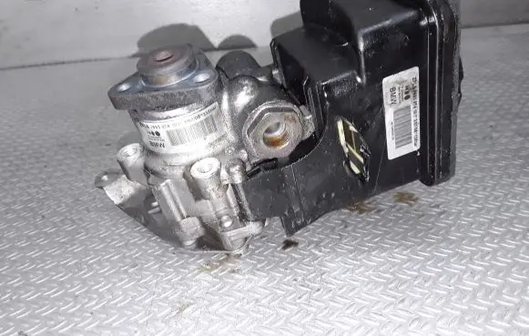 BMW 5 E60 E61 Power steering pump 7693974101