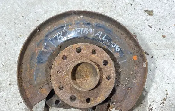 Rear wheel hub spindle/knuckle
