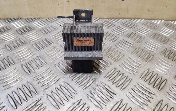 Jaguar XF X250 Glow plug pre-heat relay 9663824880 AV6112A343BA