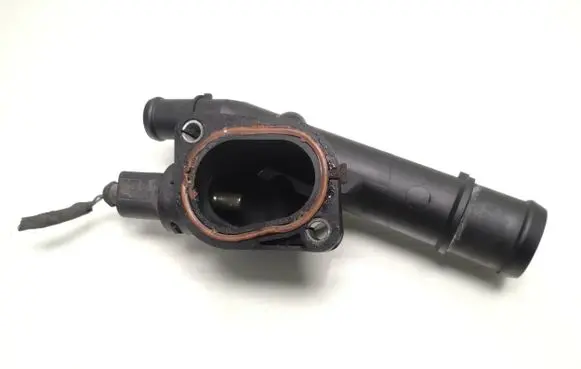 Volkswagen Touran I Engine coolant pipe/hose 03G121132B