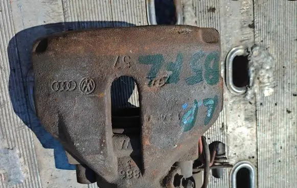 Volkswagen PASSAT B5.5 Front brake caliper