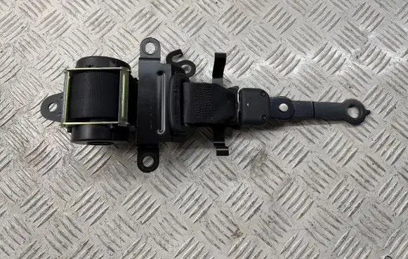 Middle seatbelt (rear)