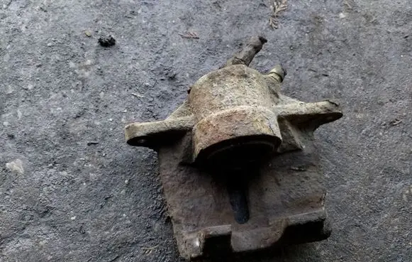 Ford Mondeo Mk III Front brake caliper