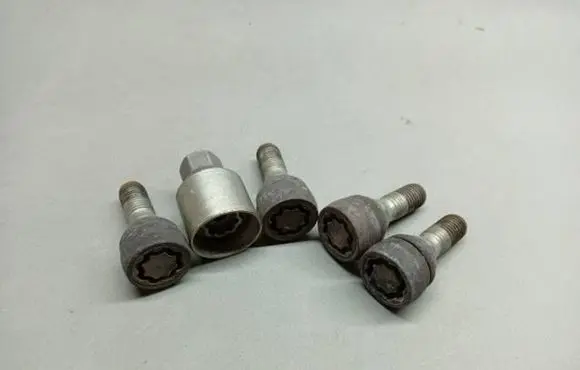 Skoda Fabia Mk3 (NJ) Anti-theft wheel nuts and lock 