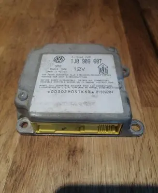 Volkswagen PASSAT B5 Airbag control unit/module 1J0909607