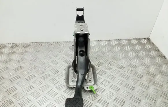 Volkswagen Golf V Brake pedal 1K1721057N