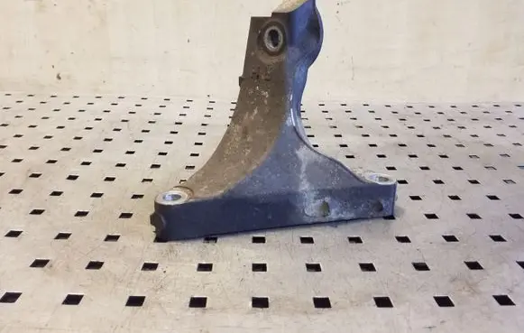 Gearbox mounting bracket