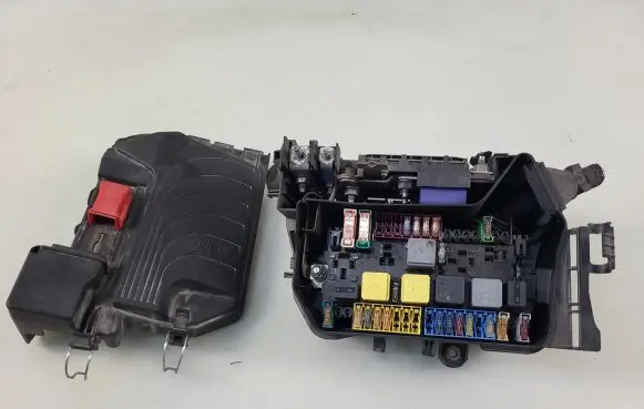 Mercedes-Benz CLA C117 X117 W117 Battery box tray cover/lid A2465400182