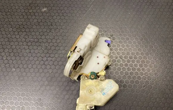 Nissan X-Trail T30 Front door lock 80552AA200 89A910