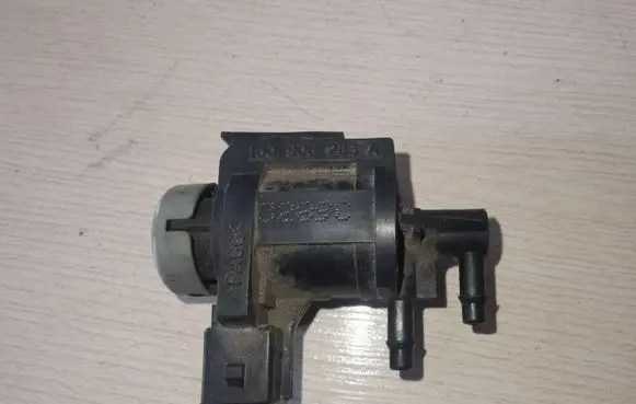 Volkswagen Golf IV Turbo solenoid valve 1J0906283A