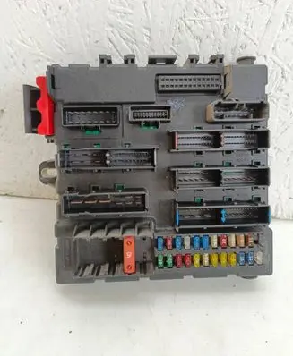 Opel Vectra C Fuse module 13112912 00035589 519047013