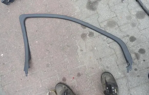 Opel Mokka Front door window/glass frame 95433138