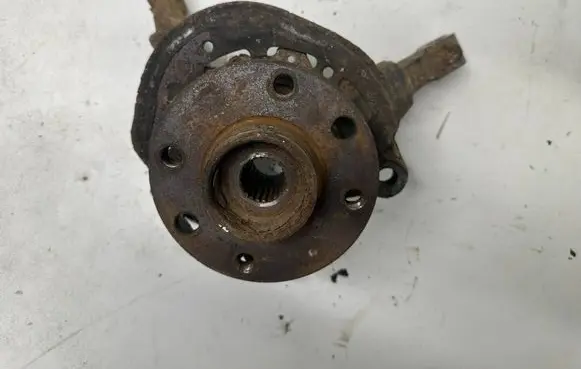 Opel Corsa C Front wheel hub spindle knuckle 9156140