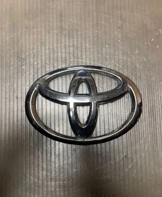 Toyota Avensis T270 Manufacturer badge logo/emblem 9097502195 9972M0010 5040C0010