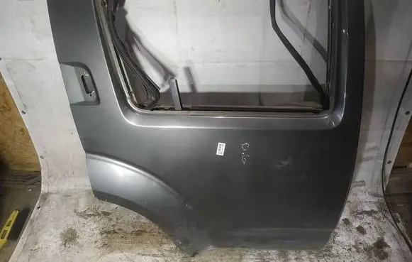 Nissan Pathfinder R51 Rear door pilkos