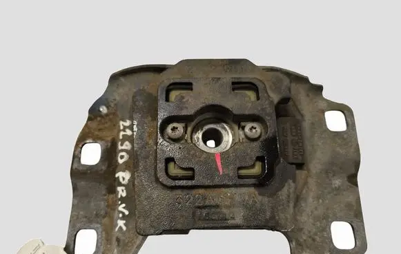 Volvo V40 Engine mount bracket V617M121