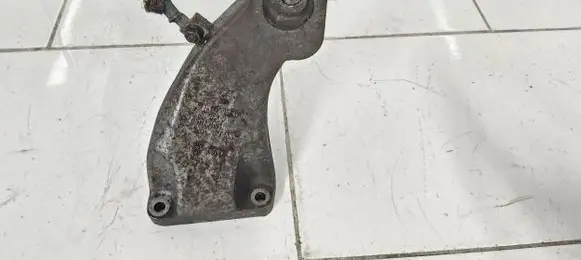 BMW 5 E60 E61 Engine mounting bracket 6777056
