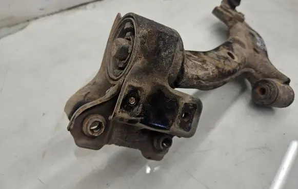 Honda CR-V Front lower control arm/wishbone