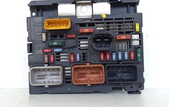 Peugeot 308 Fuse module 9664706280
