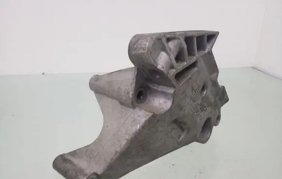 Volkswagen PASSAT B6 Engine mounting bracket 03G199207G