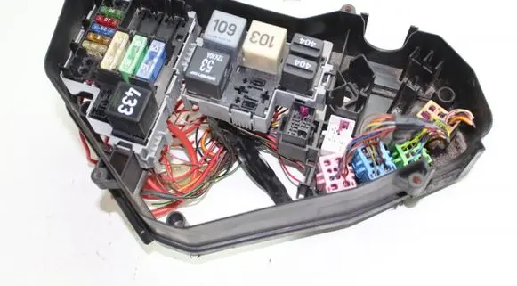 Volkswagen Touareg I Relay mounting block 7L0937615