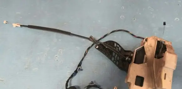 Porsche Cayenne (9PA) Rear door lock 7L0839015