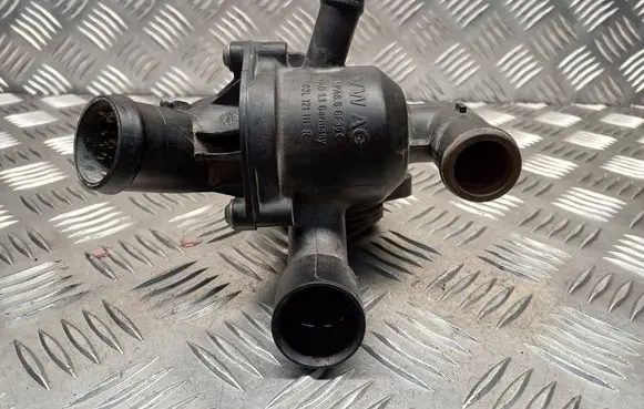 Volkswagen PASSAT B7 Thermostat/thermostat housing 03L121111R