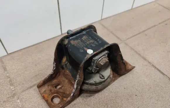 Nissan Note (E11) Engine mount bracket 8200140431