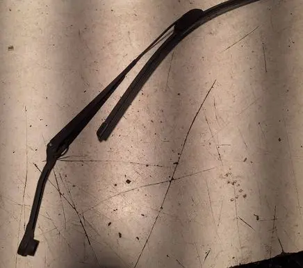 Front wiper blade arm