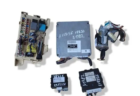 Toyota Avensis Verso Engine ECU kit and lock set 1758005461 8966144360
