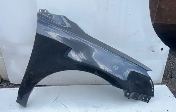 Toyota Avensis T250 Fender