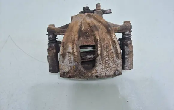 Toyota Avensis T250 Front brake caliper 