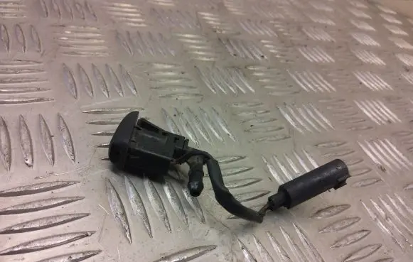 BMW 1 E82 E88 Windshield washer spray nozzle 7110851
