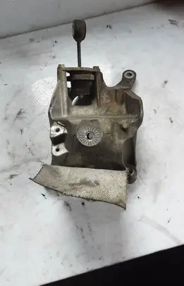 Engine mounting bracket