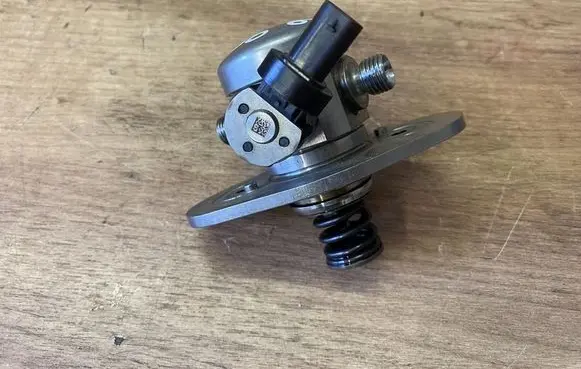 BMW 5 G30 G31 G38 Fuel injection high pressure pump 8631642