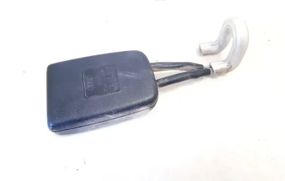 Middle seatbelt buckle (rear)