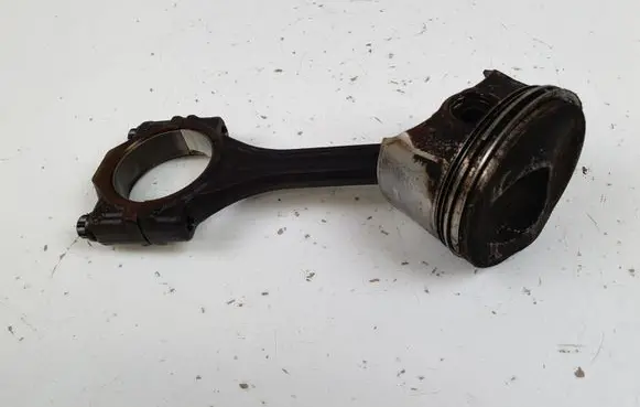 Volkswagen Golf V Piston with connecting rod