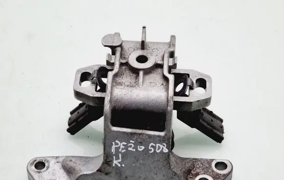 Peugeot 508 Engine mount bracket