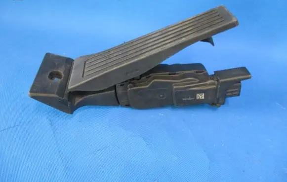 Accelerator throttle pedal