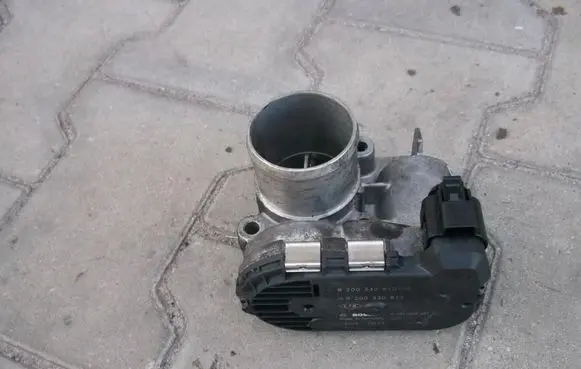 Renault Laguna III Throttle valve 8200330810E