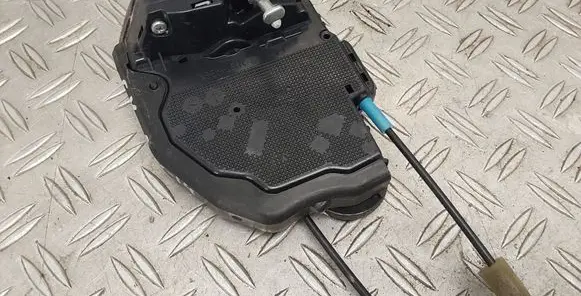 Toyota RAV 4 (XA40) Rear door lock 