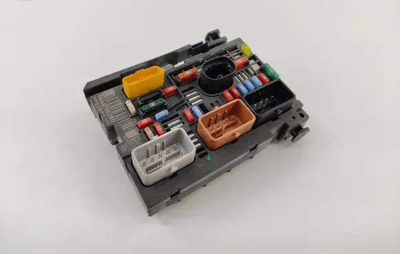 Peugeot 308 Fuse module 9664706280