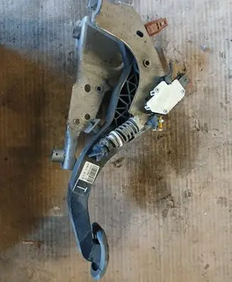 Renault Kadjar Clutch pedal 465034208R 04152017