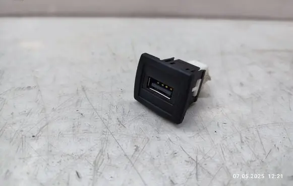 Mercedes-Benz ML W166 USB socket connector A2188200187