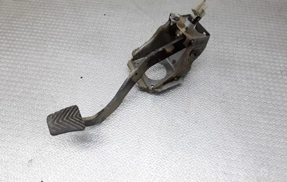 Mitsubishi Pajero Brake pedal
