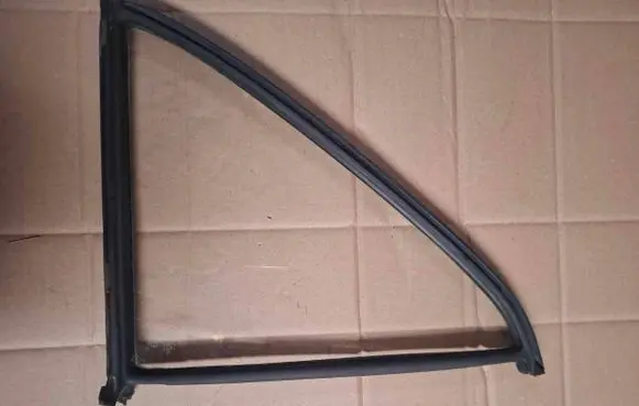 Mercedes-Benz W123 Rear vent window glass 